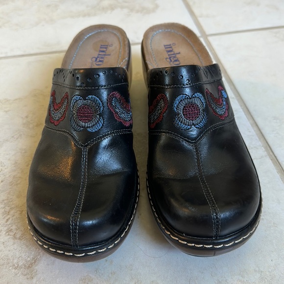 Clark’s Indigo black leather embroidered flower slip on clogs - Picture 1 of 5